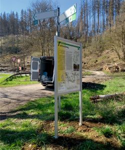 Infotafel mit Bodenhlsen und Pfeilwegweiser mit Routenplaketten